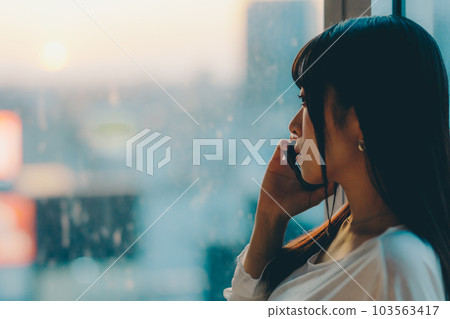 站在城市夕陽下的年輕女子 站在城市夕陽下的年輕女子 103563417