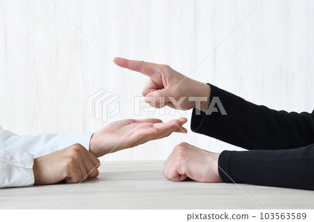 吵架的情侶/情侶的手 103563589