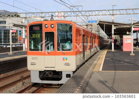 早上停在山陽明石站的阪神 8000 系列列車 早上停在山陽明石站的阪神 8000 系列列車 103563601