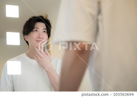 對著鏡子檢查鬍鬚和皮膚護理的男人 103563694