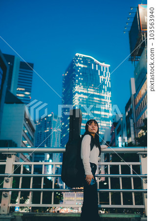 拿著吉他的年輕女子 103563940