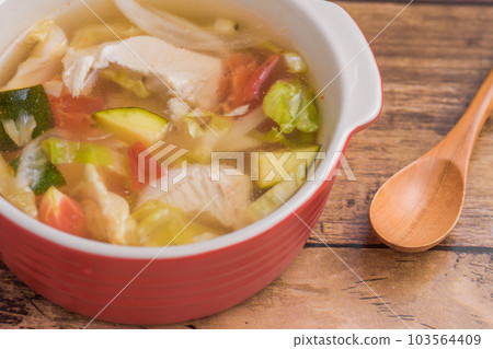 有很多蔬菜的雞湯 103564409