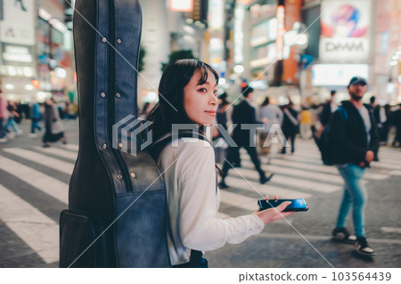 接觸智能手機的一個少婦 接觸智能手機的一個少婦 103564439