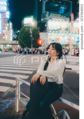 拿著吉他站著的酷年輕女人 103564602