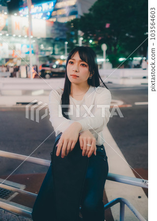 拿著吉他站著的酷年輕女人 103564603