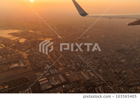 夕陽下的飛機窗外(東京灣) 夕陽下的飛機窗外(東京灣) 103565405