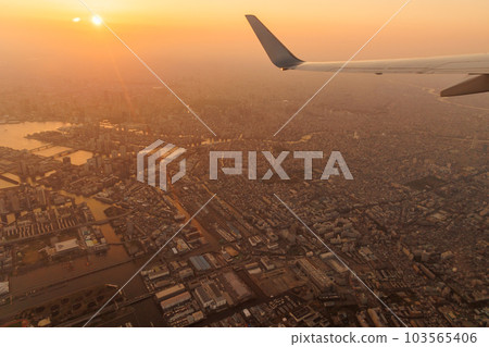 夕陽下的飛機窗外（東京灣） 103565406
