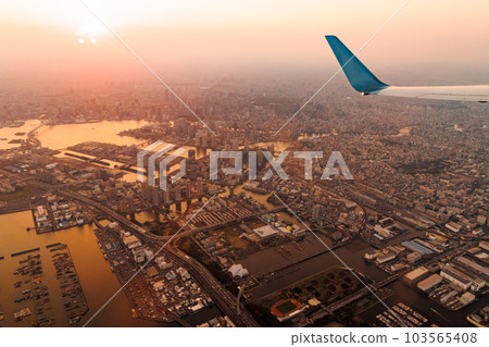 Outside the airplane window at sunset (Tokyo Metropolitan Expressway Wangan Route Tatsumi Junction) Outside the airplane window at sunset (Tokyo Metropolitan Expressway Wangan Route Tatsumi Junction) 103565408
