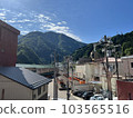 Kurobe Unazuki Onsen's old townscape and majestic mountains 103565516