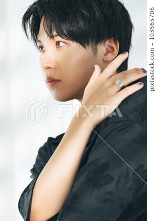 Men's fashion portraits, men's cosmetics, skin care 103565708