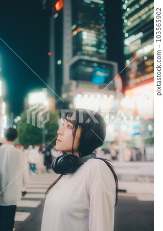 聽音樂的酷年輕女人 103565902