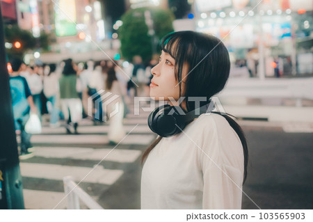 聽音樂的酷年輕女人 103565903