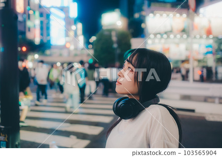 cool young woman listening to music cool young woman listening to music 103565904