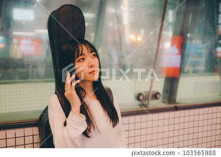 Young woman having a meeting 103565988