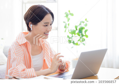 在家參加在線會議的女商人 在家參加在線會議的女商人 103566857