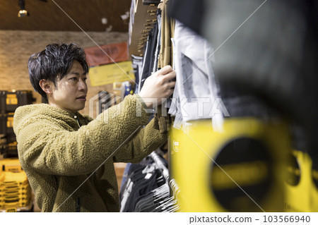 男人在服裝店看衣服 男人在服裝店看衣服 103566940