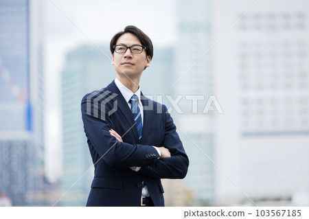 一個穿著西裝的男人的肖像 103567185