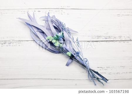 復古花束和木紋辦公桌 103567198