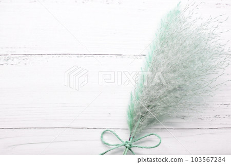 A fluffy bouquet and a wood-grain desk on the right A fluffy bouquet and a wood-grain desk on the right 103567284