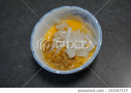 魷魚納豆和醬油(如果需要) 魷魚納豆和醬油(如果需要) 103567337