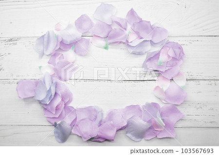 Flower petals and wood grain background 103567693