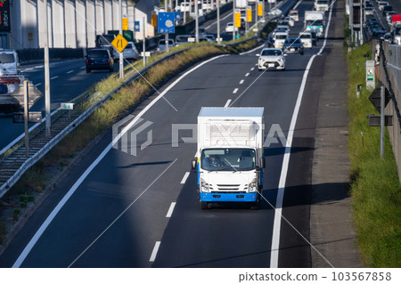 行駛在高速公路上的冷藏車 行駛在高速公路上的冷藏車 103567858