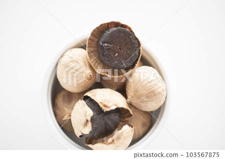 Fatigue recovery piece of black garlic 103567875
