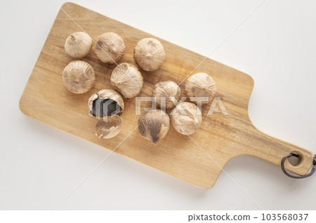Fatigue recovery piece of black garlic Fatigue recovery piece of black garlic 103568037