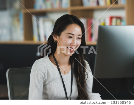 書桌工作的婦女 103568546