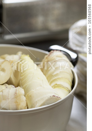 鍋裡放著一堆筍 鍋裡放著一堆筍 103568568