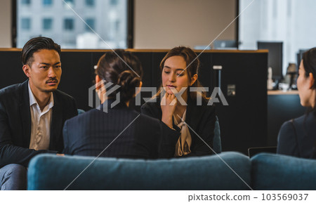 Business people to hold meetings Business people to hold meetings 103569037