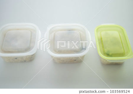 Freezing cooked rice in small portions Freezing cooked rice in small portions 103569524