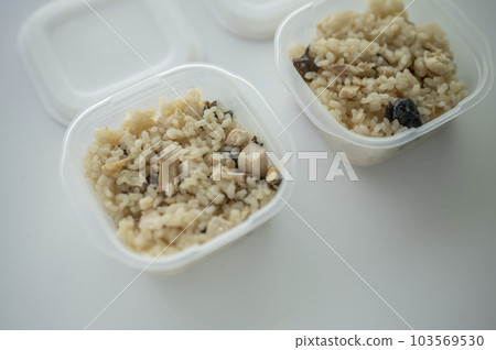 Freezing cooked rice in small portions Freezing cooked rice in small portions 103569530