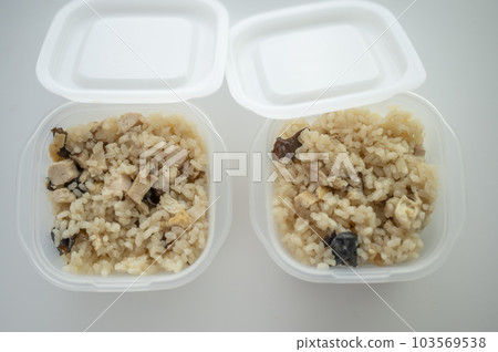 Freezing cooked rice in small portions Freezing cooked rice in small portions 103569538