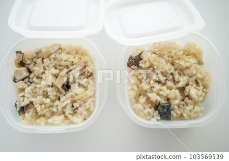 將煮熟的米飯分成小份冷凍 將煮熟的米飯分成小份冷凍 103569539