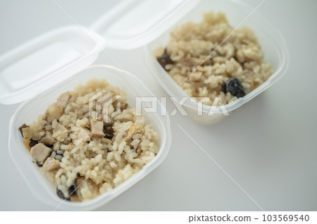 將煮熟的米飯分成小份冷凍 將煮熟的米飯分成小份冷凍 103569540