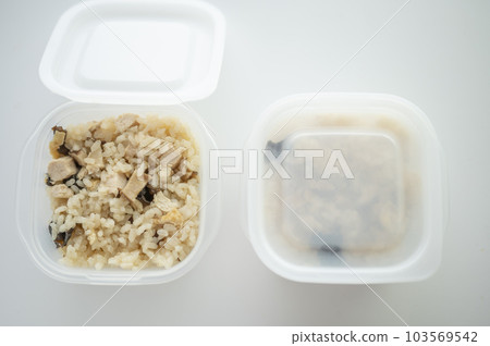 將煮熟的米飯分成小份冷凍 將煮熟的米飯分成小份冷凍 103569542
