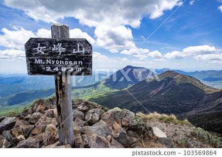 山頂上的如鳳山標誌 山頂上的如鳳山標誌 103569864