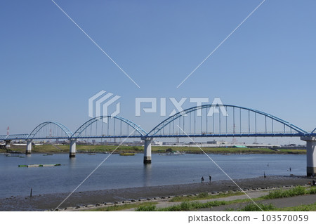 Scenery of the water pipe bridge across the Edo River in Myoden, Ichikawa City, Chiba Prefecture 103570059