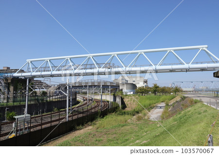 Scenery of the water pipe bridge across the Edo River in Myoden, Ichikawa City, Chiba Prefecture and the lead-in line of Tokyo Metro Scenery of the water pipe bridge across the Edo River in Myoden, Ichikawa City, Chiba Prefecture and the lead-in line of Tokyo Metro 103570067