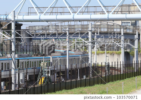 千葉縣市川市妙電橫跨江戶川的水管橋與東京地鐵引入線的風景 103570071