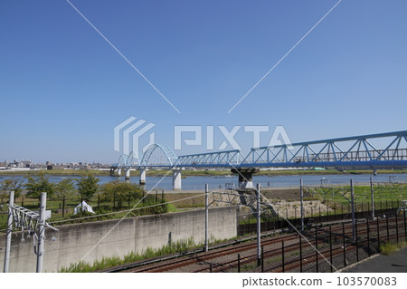 千葉縣市川市妙電橫跨江戶川的水管橋與東京地鐵引入線的風景 103570083