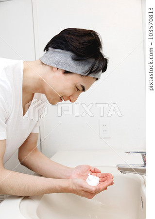 一個男人洗臉 一個男人洗臉 103570813