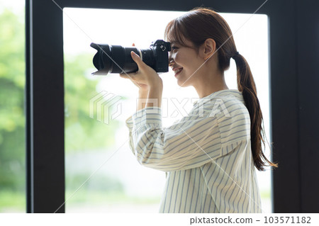 拿著相機微笑的女人 103571182
