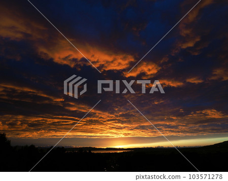 Immediately after sunset, the clouds above Lake Inawashiro and the surface of the lake shine orange, making it impressive and beautiful. 103571278