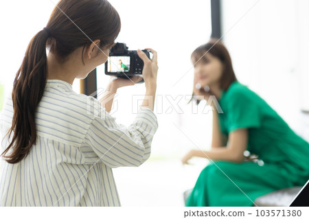 拍攝模特的女攝影師 103571380