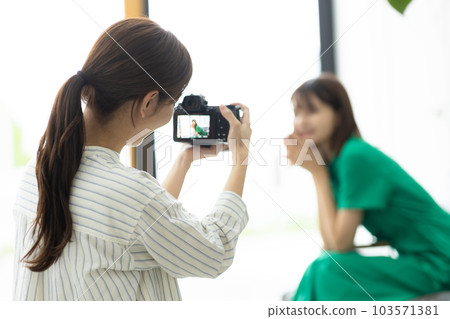 拍攝模特的女攝影師 103571381