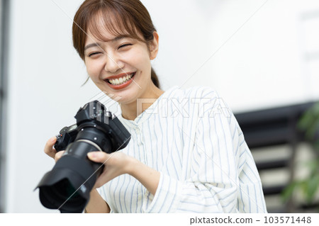 有照相機的一名微笑的婦女 103571448