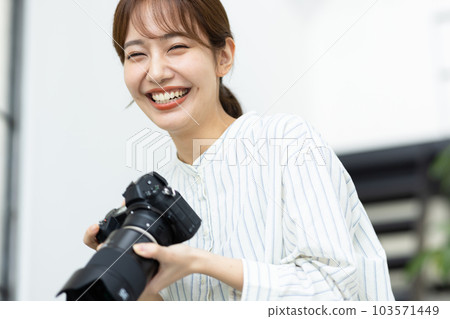 有照相機的一名微笑的婦女 103571449
