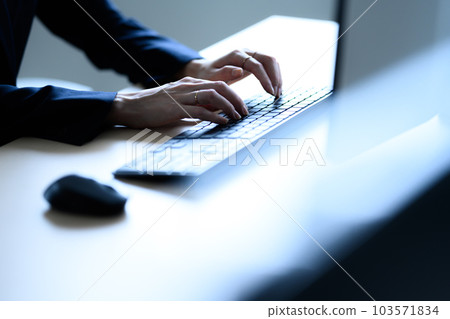 書桌工作的婦女 103571834